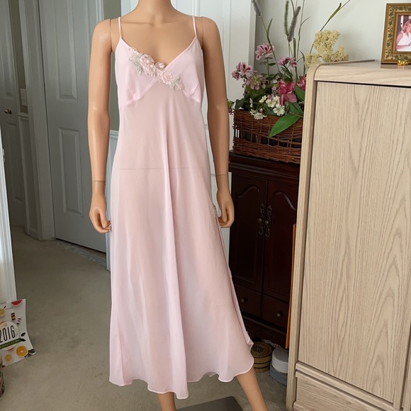 NWOT Vintage Delicates 90’s pink nightgown and robe embroidered with seq… - Picture 4 of 15